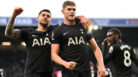 我国羽毛球男双选手勇夺新加坡国际挑战赛决赛资格